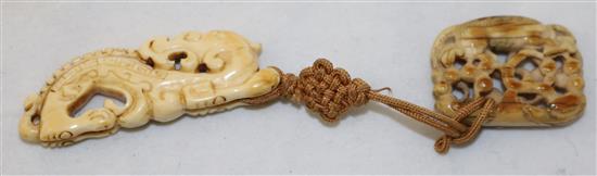 Two Chinese ivory toggles, 18th/19th century, 4.9cm and 2.8cm